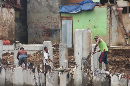 Workers install concrete walls on the banks of the Ciliwung River in Kampung Pulo, East Jakarta, on Jan. 20 as part of the city’s flood-mitigation projects.
