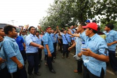 Taxi drivers from two different companies each argument was interrupted by a rally in Jalan Gatot Subroto , Jakarta , Tuesday ( 22/03/2016 ) . Thousands of taxis from different companies protest demanding the closure of the second transport services application which assumed illegaly. This action is a following protest of the previous in front of the Palace , Monday ( 14/03/2016 ) ago