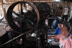 the process of making hard cube salt is to put the iodine salt into the pressed machine 