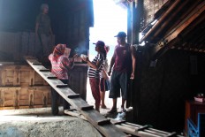 workers move the hard cube salt and refined salt to the vehicle 