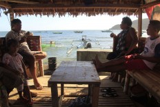 A number of fishermen in Tanjung Kramat, Gorontalo city, sit back and relax in the afternoon before heading back out to fish in the evening. JP/Syamsul Huda M. Suhari


