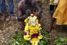 A floral offering is presented in the Panguni Uthiram ritual. JP/ Hotli Simanjuntak