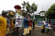 The parade of Lord Murugan passes a mosque in Kampung Jawa, Banda Aceh, during the Panguni Uthiram ritual. JP/ Hotli Simanjuntak