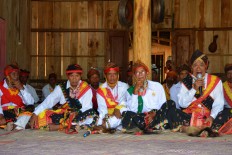 The customary head of Bangka Tuke village in Manggarai, East Nusa Tenggara, carries out the ritual of calling ancestors to attend the Congko Lokap ritual on April 4. The Jakarta Post/Markus Makur
