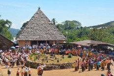 Students along with their parents enjoy the Congka Sae dance on April 4. As the next generation, they have an obligation to uphold Manggarai culture. The Jakarta Post/Markus Makur