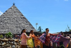  Women wearing traditional clothes perform a shawl dance as part of the Congko Lokap ritual in Bangka Tuke village in Manggarai, East Nusa Tenggara, on April 4. The Jakarta Post/ Markus Makur