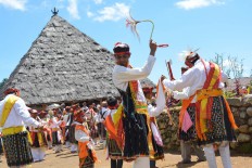 People of Tuke village perform the Congka Sae mass dance surrounding a Batu Compang &ndash; a big cobblestone &ndash; during the Congko Lokap ritual on April 4.  The Jakarta Post/ Markus Makur