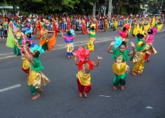 A group of dancers perform colossal dance Pesona Solo Kemilau during the Solo 24 Jam Menari dance festival on Jl. Jend. Soedirman in Surakarta, Central Java. JP/ Ganug Nugroho Adi