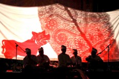 Young artists, part of the Panggak Men Mersi group from Bali, perform a puppet show titled Kaja-Kelod, telling the story of the creation of the universe at the Gunungan International Mask and Puppets Festival. [JP/Arya Dipa]