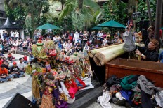Puppeteer Apep Hudaya performs a puppet show along with other artists at the Gunungan International Mask and Puppets Festival. [JP/Arya Dipa]