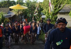 Hundreds of Javanese-dressed royal aides march bare-foot to climb the Mount Merapi during the Labuhan ceremony. JP/ Tarko Sudiarno