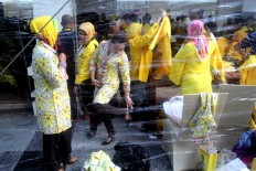 Party members get ready on the sidelines of the congress. JP/Zul Trio Anggono
