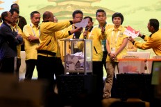 Witnesses check the ballots during the vote. JP/Zul Trio Anggono