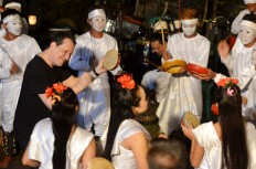Grammy-winning pianist Jeff Lorber collaborates with the Truntung traditional orchestra from the Mt. Merbabu community. JP/ Tarko Sudiarno