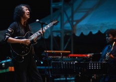 Veteran musician Mus Mujiono performs along with local band from Bank Jateng. JP/Tarko Sudiarno