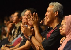 Central Java Governor Ganjar Pranowo joins the crowd to watch Krakatau’s performance. JP/Tarko Sudiarno