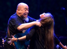 Krakatau guitarist Donny Suhendra exchanges jokes with singer Trie Utami while on stage. JP/Tarko Sudiarno
