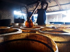 A worker stirs sugarcane juice. JP/ Ganug Nugroho Adi