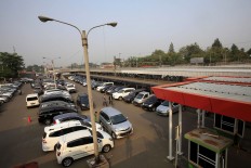 Several cars are parked at Rawa Buntu station, South Tangerang, on Nov. 2, 2015. JP/Dhoni Setiawan