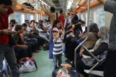 Passengers enjoy a new KAI Commuter Jabodetabek [KCJ] train car on Jan. 8, 2013.  JP/Ricky Yudhistira
