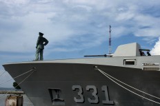 Workers [top right] inspect a 76-milimeter Super Rapid Gun OTO Melara cannon installed on the 10514 missile-guided destroyer escort belonging to the Navy, on April 4. The cannon was made in Italy. JP/Wahyoe Boediwardhana