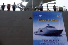 Philippine Navy officers stand by on the deck of the BRP Tarlac-601. JP/Wahyoe Boediwardhana