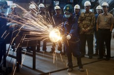 PAL Indonesia director of production, Edy Widarto [right], and Husky-CNOOC Madura Limited vice president Budiyanto Thomas [second right], watch the first steel-cutting of the Madura BD offshore well head platform [WHP] project in Surabaya on April 30. The WHP, worth $126 million, is PAL Indonesia’s eight offshore project since 2000. JP/Wahyoe Boediwardhana


