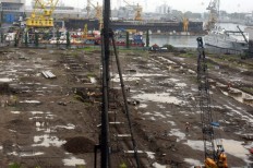 Workers inspect newly installed concrete piles for PAL Indonesia’s submarine construction in Surabaya on April 15. JP/Wahyoe Boediwardhana