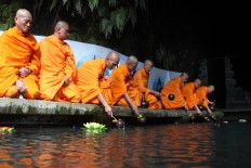 Dozens of Buddhist priests and priestesses take holy water from the Umbul Jumprit fountain in Temanggung, Central Java, on May 20. JP/Suherdjoko