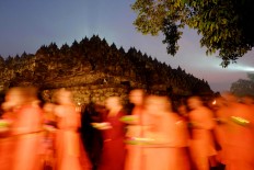 Several priests and priestesses join the Pradaksina ritual. JP/Tarko Sudiarno