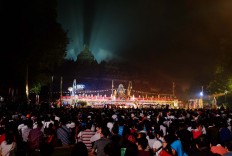 Worshipers await the countdown to Buddha’s Day of Enlightenment at Borobudur Temple early on Sunday morning. JP/Tarko Sudiarno
