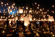 Thousands of worshipers and visitors release 5,000 lanterns symbolizing prayers. JP/Tarko Sudiarno