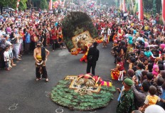 Hundreds of residents watch the performance of a masked dance in the front yard of the Tasik Madoe sugar factory. JP/Ganug Nugroho Adi