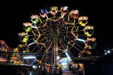 A mini Ferris wheel, locally known as a drumolen, was among the attractions in the Cembengan night market. JP/ Ganug Nugroho Adi