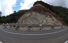 Cyclists speed through a scenic turn. ANTARA FOTO/Wahyu Putro A