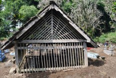 Before the Nyadran ritual, residents of Cepogo, Boyolali, sweep and clean up their ancestors’ graves. The Jakarta Post/ Albertus Magnus Kus Hendratmo