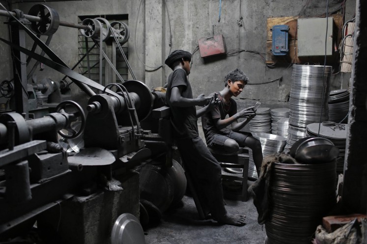 Poor Bangladesh kids work to eat, help families