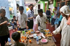 Motorists pick up free snacks at Al Abraar Mosque in West Jakarta on June 7. The mosque provides various takjil (food to break the fast) to those stuck in traffic and needing to break the fast. JP/Seto Wardhana.