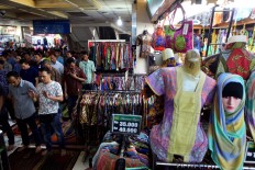 People observe Friday prayers at Tanah Abang Market in Central Jakarta on June 10. Tanah Abang is the Southeast Asian biggest garment market and usually sees an influx of shoppers during Ramadhan. JP/Seto Wardhana.