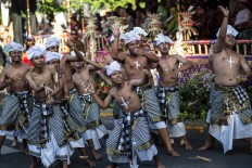 Balinese men perform a traditional dance during the parade. JP/Agung Parameswara