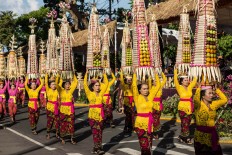 Balinese women carry a traditional offering during the cultural parade. JP/ Agung Parameswara