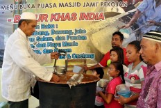 Muslims line up for a bowl of bubur India at the Pekojan Jami’ Mosque in Semarang, Central Java. During Ramadhan, the mosque management cooks 20 kilograms of rice for the dish. JP/ Albertus Magnus Kus Hendratmo

 