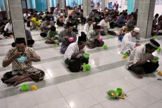 Muslims break their fast and enjoy bubur India. JP/ Albertus Magnus Kus Hendratmo