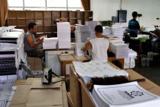 Workers finish the printing of 200 braille Qurans ordered by non-governmental organization Ummi Maktum Voice at the printing house of Penyantun Wyata Guna Foundation. JP/Arya Dipa