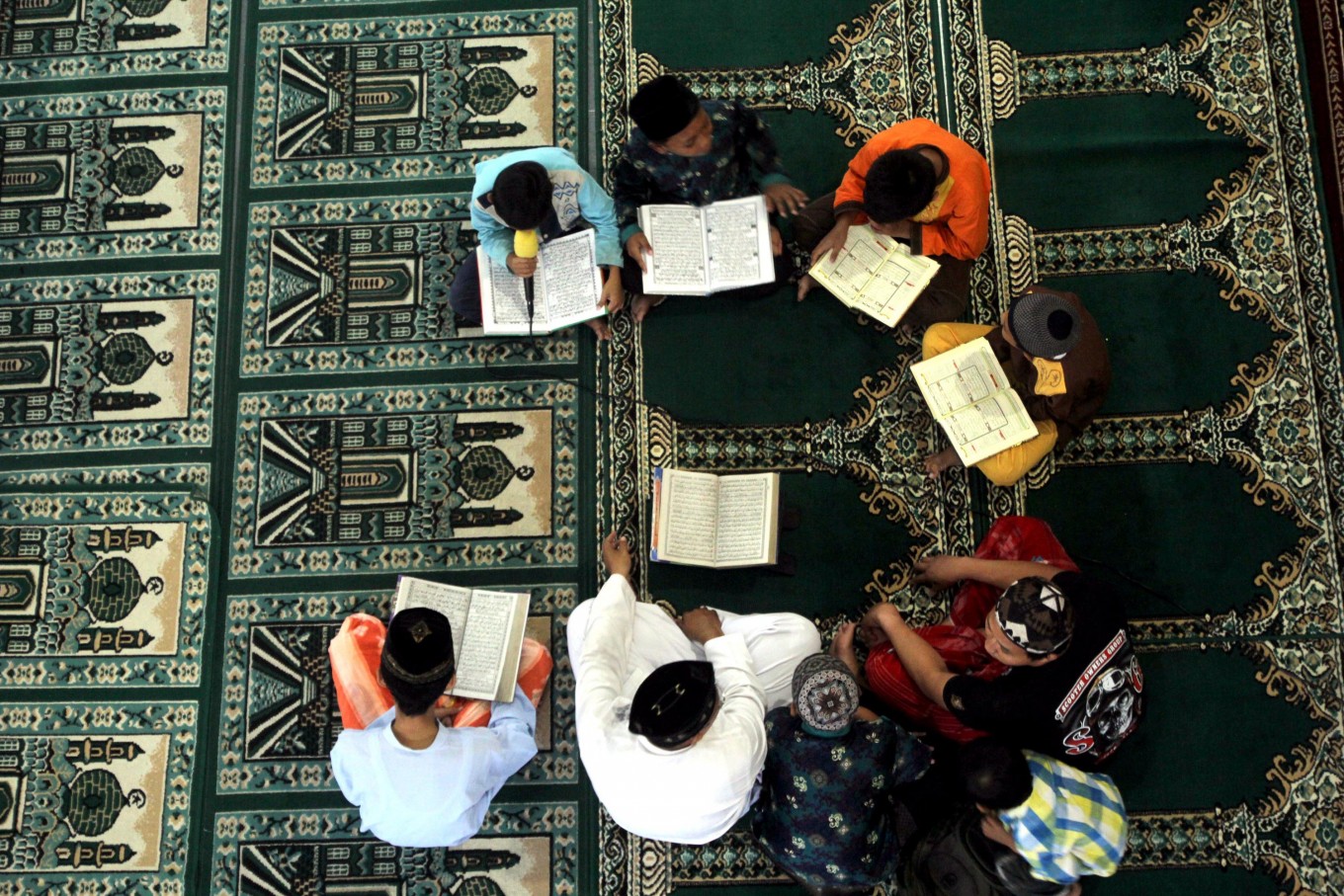 Muslims carry out 'Megibung' tradition in Bali