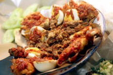 Eggs, fried chicken and fried meat to be served with nasi tumpeng for the Megibung tradition. JP/Zul Trio Anggono