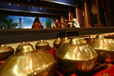 A coordination meeting is held between the assistant director and crew, prior to the performance at the Bharata Purwa Building, Jakarta on June 18. JP/ Wienda Parwitasari