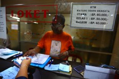 A visitor buys tickets to the wayang orang show at the Bharata Purwa Building on June 18. JP/ Wienda Parwitasari