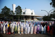 People attend Idul Fitri prayers at Jami Al Munawaroh Mosque in Bogor, West Java, on Wednesday. Hundreds of Sentul City residents who did not join the mass exodus (mudik) flocked to the mosque to attend the Idul Fitri prayers. JP/ PJ Leo
