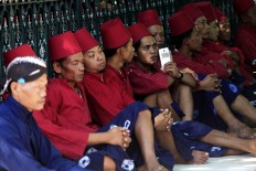 Palace servants wait for their turn to carry the pyramid-shaped gifts ahead of the Grebeg Syawal ritual.(JP/Dhoni Setiawan)